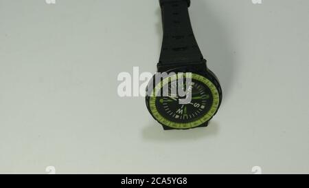 Armbanduhr. Uhr mit Kompass, schwarze Farbe, Kompass auf schwarzem Zifferblatt, auf weißem Hintergrund, Kopierraum, Brasilien, Südamerika Stockfoto