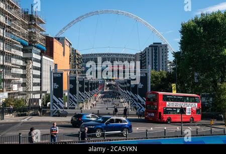 London, Großbritannien. August 2020. Allgemeine Ansicht außerhalb des Stadionvorspieles während des Sky Bet Championship Play-Off Final Match zwischen Brentford und Fulham im Wembley Stadium, London, England am 4. August 2020. Fußballstadien bleiben aufgrund der Covid-19-Pandemie leer, da staatliche Gesetze zur sozialen Distanzierung Fans innerhalb von Spielstätten verbieten, was dazu führt, dass alle Spielanlagen bis auf weiteres hinter verschlossenen Türen gespielt werden. Foto von Andy Rowland/Prime Media Images. Kredit: Prime Media Images/Alamy Live Nachrichten Stockfoto