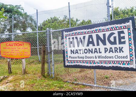 West Palm Beach Florida, Loxahatchee, Lion Country Safari Drive through, Wildtiere Hwange National Park Warnung Halten Sie die Fenster geschlossen, hoher Zaun Stockfoto