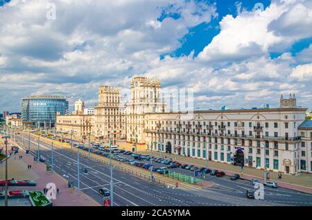 Minsk, Weißrussland, 26. Juli 2020: Luftpanorama des Bahnhofsplatzes mit den Toren von Minsk zwei hohe Türme Gebäude im Stil des Sozialistischen Klassizismus, blauer Himmel weiße Wolken am sonnigen Sommertag Stockfoto