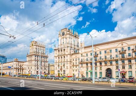 Minsk, Belarus, 26. Juli 2020: Die Tore von Minsk zwei hohe Türme Sozialistischen Klassizismus Stalin Empire-Stil Gebäude mit Uhr auf Bahnhof Platz, blauer Himmel weißen Wolken in sonnigen Sommertag Stockfoto