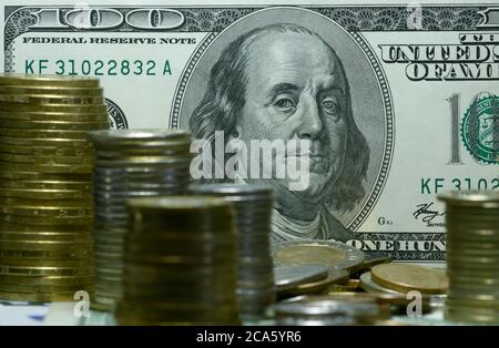 Porträt von Benjamin Franklin, gedruckt auf einer hundert-Dollar-Banknote, Stapel von Münzen auf einem Vordergrund Stockfoto