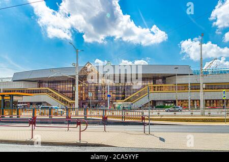 Minsk, Weißrussland, 26. Juli 2020: Minsk-Pasazyrski Bahnhof modernes Gebäude mit Glasmalerei auf Platz, blauer Himmel weiße Wolken in sonnigen Sommertag Stockfoto