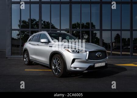 Kiew, Ukraine - 9. Juni 2020: Silberner Infiniti QX50 auf dem Parkplatz vor der Glaswand Stockfoto
