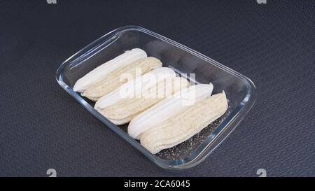 Glasschale mit Süßigkeiten genannt maria Soft Candy, mit einer Art Gelatine hergestellt, sehr beliebt in Brasilien auf schwarzem Hintergrund, Brasilien, Südamerika Stockfoto