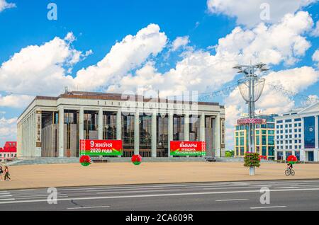 Minsk, Belarus, 26. Juli 2020: Palast der Republik palastartiges Regierungsgebäude mit Präsidentschaftswahlen Werbeplakat auf Oktoberplatz und Independence Avenue, blauer Himmel Stockfoto