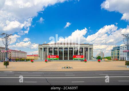 Minsk, Belarus, 26. Juli 2020: Palast der Republik palastartiges Regierungsgebäude mit Präsidentschaftswahlen Werbeplakat auf Oktoberplatz und Independence Avenue, blauer Himmel Stockfoto