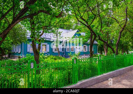 Minsk, Belarus, 26. Juli 2020: Haus-Museum des Ersten Kongresses der Sozialdemokratischen Arbeiterpartei Russlands RSDRP in kleinen Park Garten mit grünen Bäumen im historischen Stadtzentrum Stockfoto