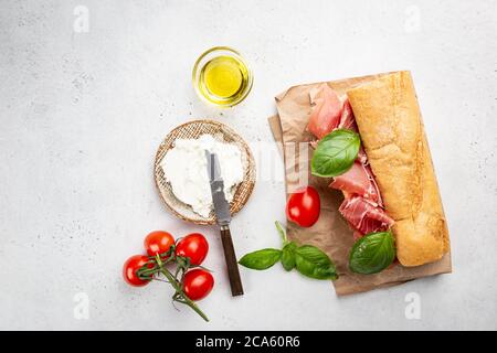 Spanisches Frühstück, Draufsicht. Toast oder Sandwich mit Jamon, Käse und Tomatensauce Stockfoto