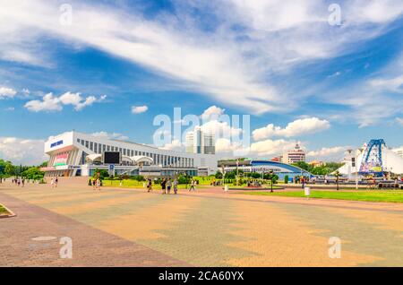 Minsk, Belarus, 26. Juli 2020: Stadtbild der Stadt Minsk mit Platz in der Nähe von Minsk Sportpalast Gebäude und Hotel Belarus in der Nähe der Böschung des Flusses Svislach, blauer Himmel weiße Wolken in sonnigen Sommertag Stockfoto