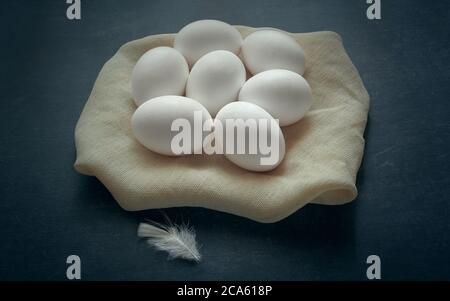 Weiße Hühnereier auf dunklem Hintergrund, gesunde Ernährung Stockfoto