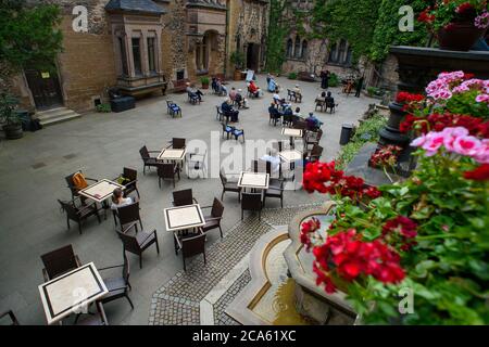 Wernigerode, Deutschland. August 2020. Barbara Toppel (l-r), Jaehyun Han und Alexey Naumenko vom Philharmonischen Kammerorchester Wernigerode spielen im Hof des Schlosses Wernigerode für Teilnehmer einer Soiree. Aufgrund der Ausbreitung des Coronavirus musste das jährliche Burgfest in seiner ursprünglich angekündigten Form abgesagt werden. Jetzt gibt es noch bis zum 29. August 2020 Soirees im Schlosshof und samstags Konzerte im Marstall.Quelle: Klaus-Dietmar Gabbert/dpa-Zentralbild/ZB/dpa/Alamy Live News Stockfoto