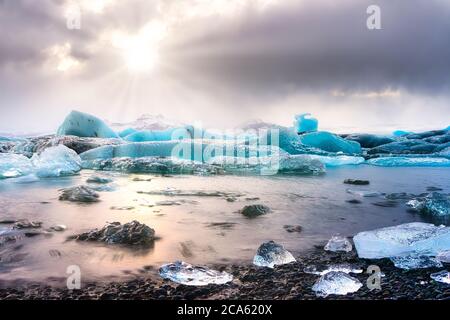 Bewegen von Eisburgen unter rauer Beleuchtung in Island. Der Wind war sehr stark. Stockfoto