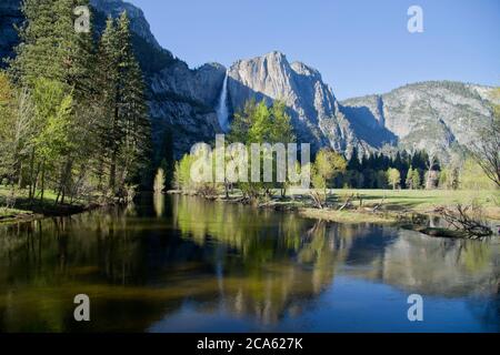 Wunderschöne Aussicht auf die Upper Yosemite Falls von der Swinging Bridge im Yosemite National Park, Kalifornien Stockfoto