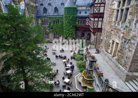 Wernigerode, Deutschland. August 2020. Barbara Toppel (l-r), Jaehyun Han und Alexey Naumenko vom Philharmonischen Kammerorchester Wernigerode spielen im Hof des Schlosses Wernigerode für Teilnehmer einer Soiree. Aufgrund der Ausbreitung des Coronavirus musste das jährliche Burgfest in seiner ursprünglich angekündigten Form abgesagt werden. Jetzt gibt es noch bis zum 29. August 2020 Soirees im Schlosshof und samstags Konzerte im Marstall.Quelle: Klaus-Dietmar Gabbert/dpa-Zentralbild/dpa/Alamy Live News Stockfoto