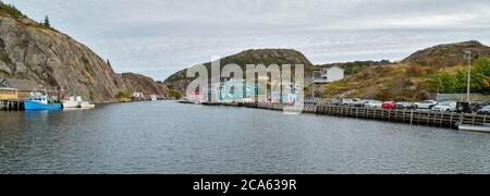 Blick auf Meer und Berge, Quidi Vidi, Fischerdorf, Avalon Peninsula, Neufundland Stockfoto
