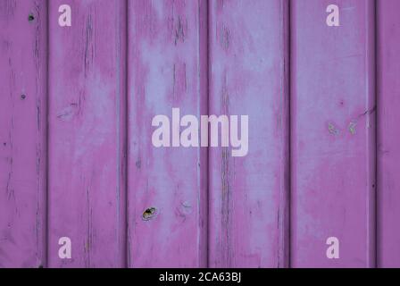 Violette Farbe Zaun Hintergrund von gealtertem Holz mit vertikalen Brettern. Stockfoto