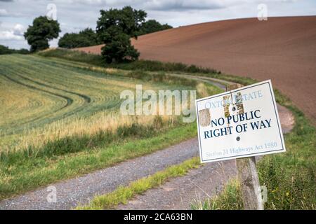 Kein öffentliches Wegrecht Singen Sie an der Seite eines Fußweges. Stockfoto