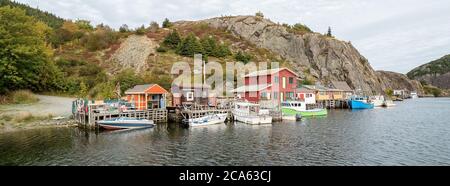 Blick auf Meer und Berge, Quidi Vidi, Fischerdorf, Avalon Peninsula, Neufundland Stockfoto