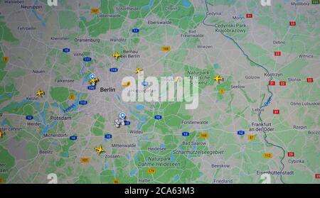 Flugverkehr über Berlin-Tegel, (04. august 2020, UTC 15.52), im Internet mit Flightradar 24, während der Coronavirus-Pandemie Stockfoto