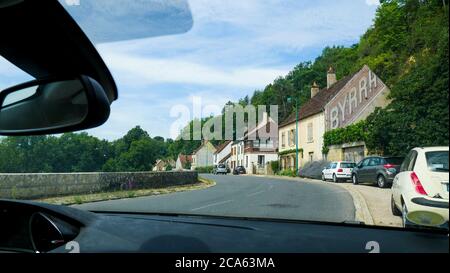 Weiler am Ufer des Sauzay-Flusses, Morvan, Frankreich Stockfoto