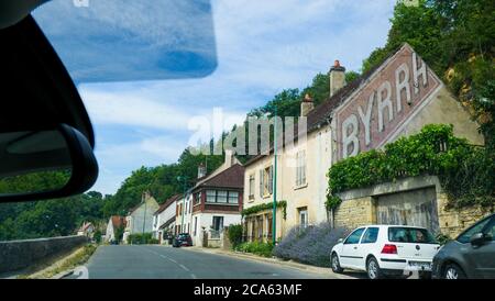 Weiler am Ufer des Sauzay-Flusses, Morvan, Frankreich Stockfoto