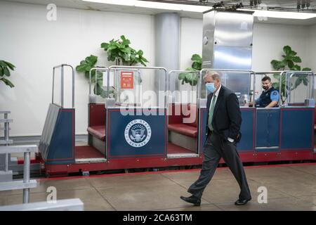 Washington, Usa. August 2020. Senator Lindsey Graham (R-SC) wird am Dienstag, den 4. August 2020 in der SenatsU-Bahn des US-Kapitols in Washington, DC, USA, gesehen. Die Verhandlungen zwischen dem Weißen Haus und dem Kongress über das nächste Konjunkturpaket werden fortgesetzt, bevor der Senat seine vorgesehene Augustpause einbricht. Foto von Sarah Silbiger/UPI Kredit: UPI/Alamy Live Nachrichten Stockfoto