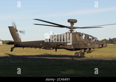 Army Air Corps Apache-Angriffshubschrauber verlässt Wattisham Flugplatz während einer kürzlich durchgeführten Übung. Stockfoto