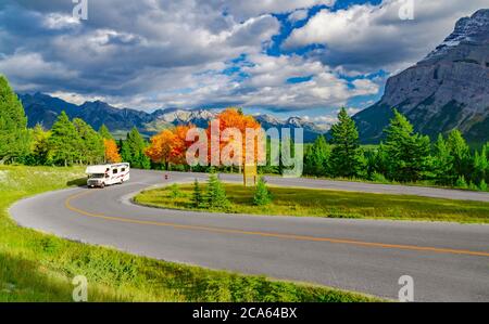 Wohnmobil Wohnmobil Freizeitfahrzeug im Herbst Urlaub Road Trip mit farbigen Blättern Stockfoto