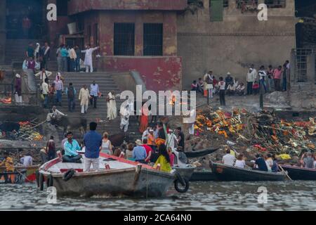 Einäscherung von Leichen, auf dem brennenden Ghat, am Ufer des Ganges, Varanasi, Uttar Pradesh, Indien. Stockfoto