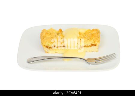 Apfel zerbröckeln und Pudding auf einem Teller mit einer Gabel isoliert gegen weiß Stockfoto