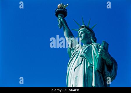 Low-Angle-Ansicht der Freiheitsstatue, New York City, New York, USA Stockfoto
