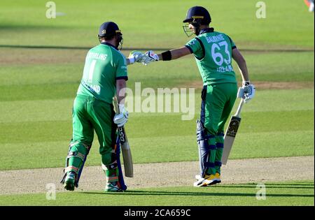 Irlands Paul Stirling (links) feiert das Erreichen seines halben Jahrhunderts mit Kapitän Andrew Balbirnie beim dritten One Day International Spiel im Ageas Bowl in Southampton. Stockfoto