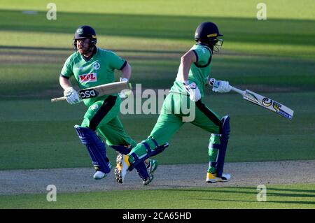 Der Irlandsführer Paul Stirling (links) und Kapitän Andrew Balbirnie sichern sich beim dritten One Day International Spiel im Ageas Bowl in Southampton die Läufe. Stockfoto