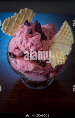 Erdbeer-Sorbet mit Schokoladensplittern Stockfoto