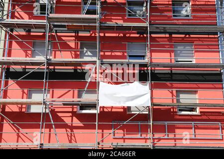 Das alte Gebäude erhält eine neue rote Fassade Stockfoto