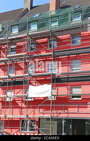 Das alte Gebäude erhält eine neue rote Fassade Stockfoto