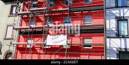 Das alte Gebäude erhält eine neue rote Fassade Stockfoto