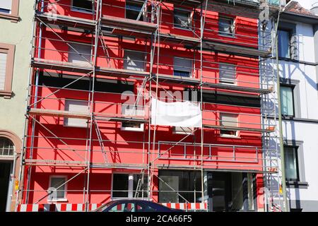 Das alte Gebäude erhält eine neue rote Fassade Stockfoto
