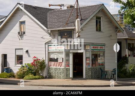 Altmodisches Café und Laden an der Ecke in Vancouver, British Columbia, Kanada Stockfoto