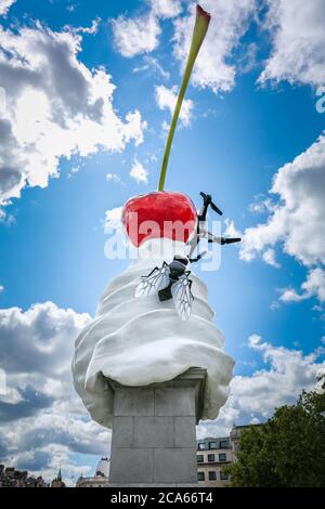 London, Großbritannien, 02. August 2020. Trafalgar Square vierte Sockelskulptur The End von der Künstlerin Heather Phillipson. Quelle: Waldemar Sikora Stockfoto