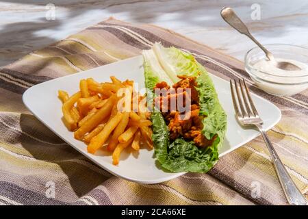 Glutenfreie Büffelbüffel-Hähnchensalat-Sandwich-Wrap mit knusprigen pommes frites