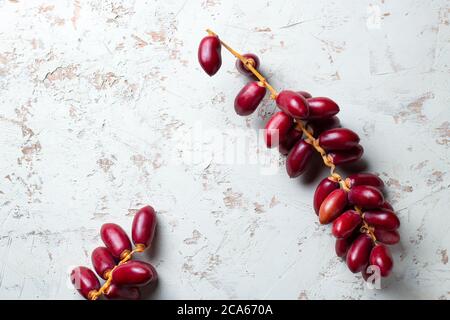 Frische rote Datteln Obstbündel auf weißem Hintergrund Stockfoto