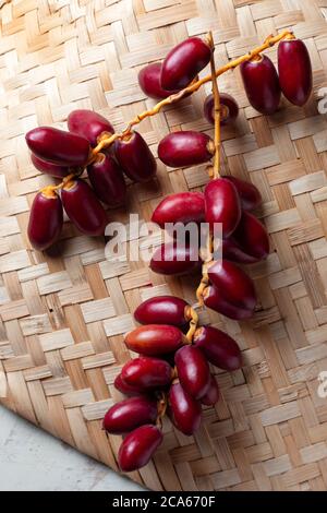 Frische gelbe Datteln Obst auf Bambus-Matte Stockfoto