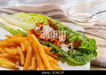 Glutenfreie Büffelbüffel-Hähnchensalat-Sandwich-Wrap mit knusprigen pommes frites