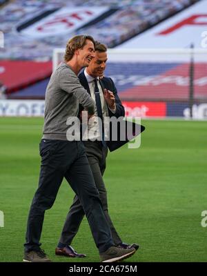 London, Großbritannien. August 2020. Fulham-Manager Scott Parker & Brentford-Manager Thomas Frank vor dem Spiel während des Sky Bet Championship Play-Off Finals zwischen Brentford und Fulham am 4. August 2020 im Wembley Stadium, London, England. Fußballstadien bleiben aufgrund der Covid-19-Pandemie leer, da staatliche Gesetze zur sozialen Distanzierung Fans innerhalb von Spielstätten verbieten, was dazu führt, dass alle Spielanlagen bis auf weiteres hinter verschlossenen Türen gespielt werden. Foto von Andrew Aleksiejczuk/Prime Media Images. Kredit: Prime Media Images/Alamy Live Nachrichten Stockfoto