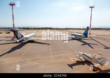 Alte Flugzeuge von Olympic Airways auf dem alten Flughafen von Athen, in Elliniko Bezirk verlassen. Der Flughafen ist seit 2001 nicht mehr in Betrieb Stockfoto