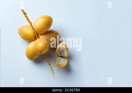 Gelbe frische Datteln Früchte auf weißem Hintergrund Stockfoto