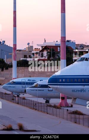 Boeings 747-200, 737 und 727 erdierten auf dem alten Elliniko Flughafen in Athen, Griechenland. Sie gehörten alle zu Olympic Airways, einmal Flagge griechische Fluggesellschaft Stockfoto