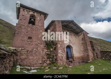 Eine alte Steinkirche am Rande einer kleinen Quechua Gemeinde in der Cordillera Vilcanota der peruanischen Anden. Stockfoto